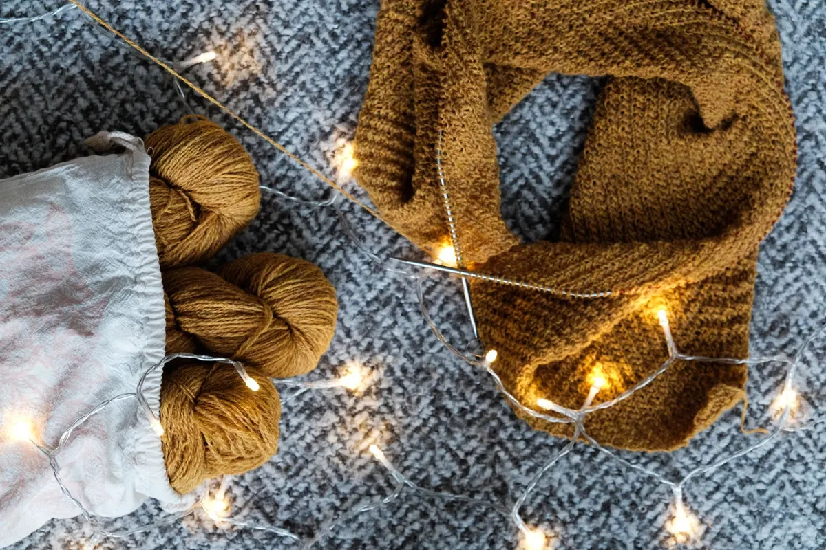 How to Knit a Scarf for UK Winters: A Step-by-Step Beginner Project